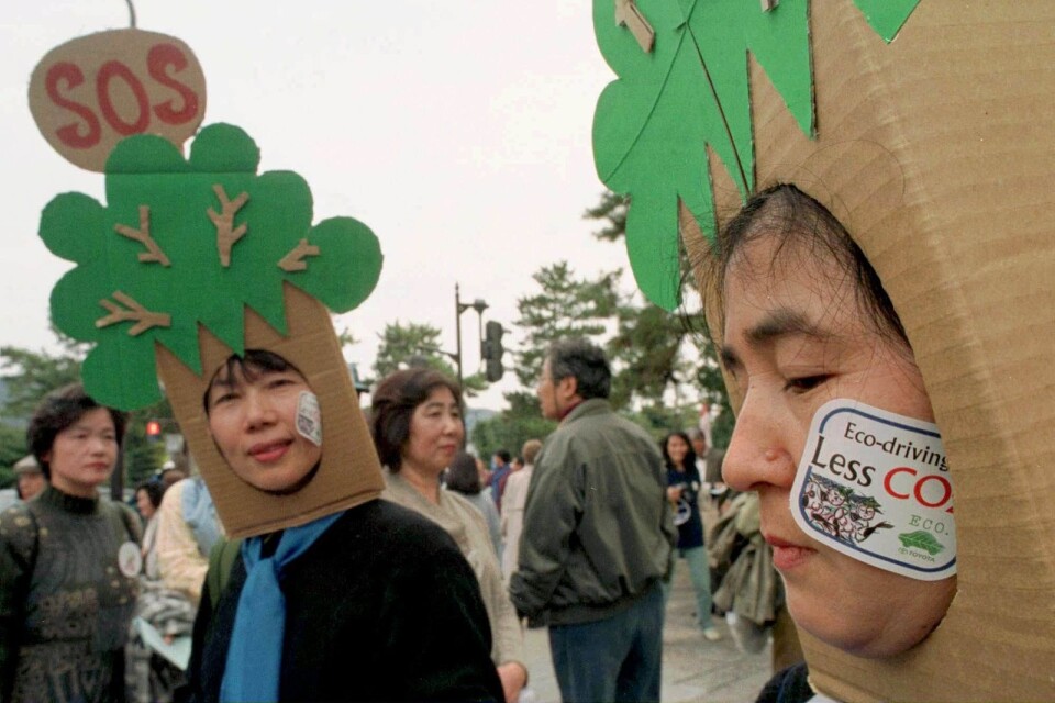 Människor över hela världen protesterar mot hur växthuseffekten påverkar vår planet.
