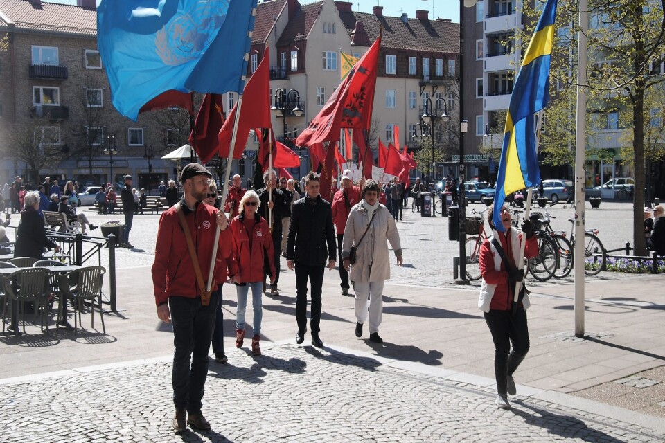Niklas Karlsson gick i täten på demonstrationståget från Stortorget till Hembygdsparken. Där gick han till hård attack mot moderaterna och Sverigedemokraterna.  Foto. Stefan Olofson