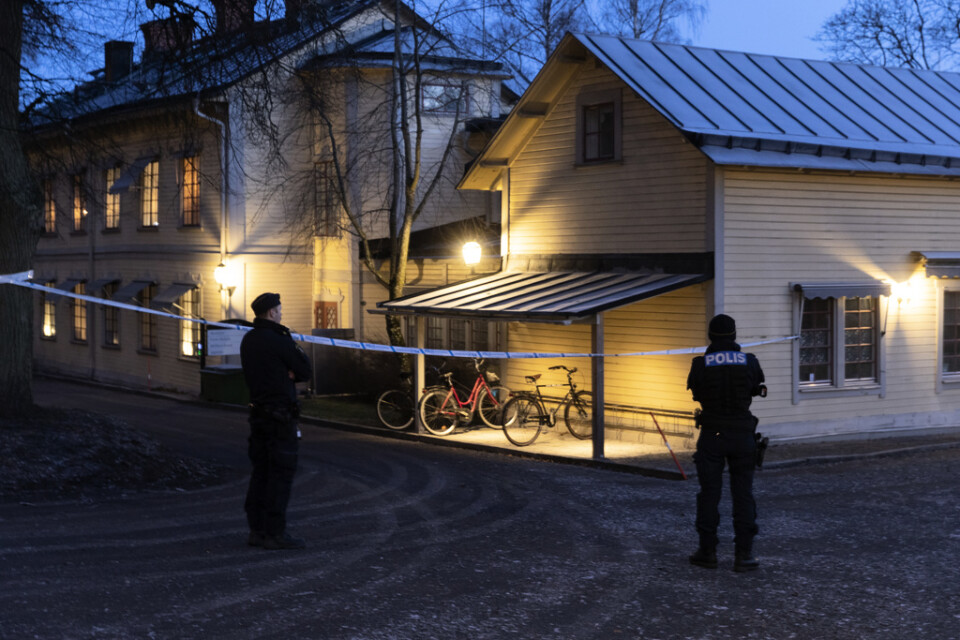 Polis vid avspärrningarna i centrala Uppsala.