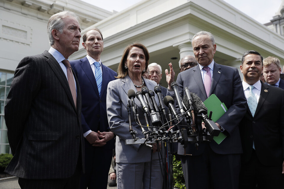 Demokraternas kongressledare Nancy Pelosi och Chuck Schumer, omgivna av partikamrater, uttalar sig för medierna efter tisdagens möte med president Donald Trump i Vita huset.