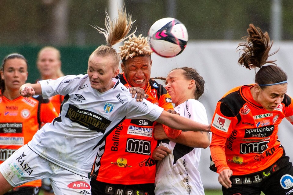 KDFF tied 2-2 against Kopparbergs/Göteborg. Rita Chikwelu in a header duel.
