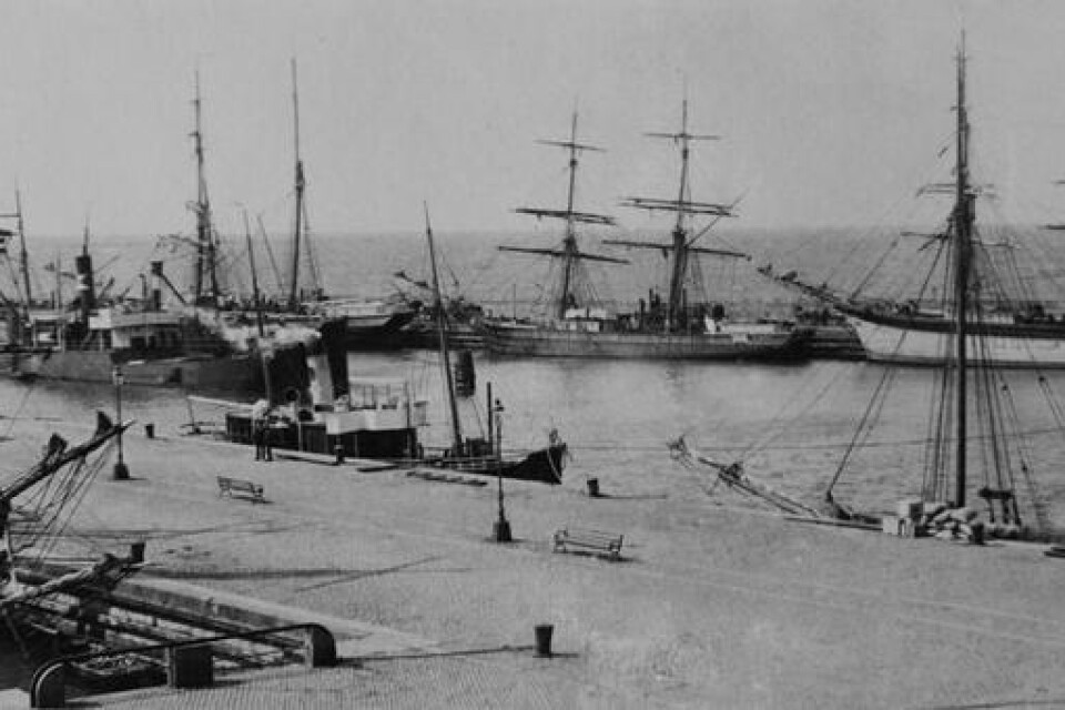 Ystads hamn för exakt hundra år sedan. Vid kajen ligger skutorna, dåtidens transportfartyg. På bilden även ett ångfartyg.