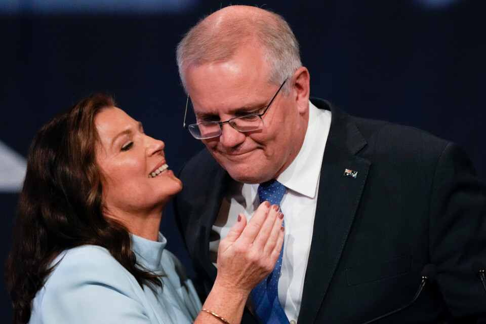 Avgående premiärministern Scott Morrison får stöd av sin fru Jenny Morrison efter sitt tal på valvakan i Sydney,