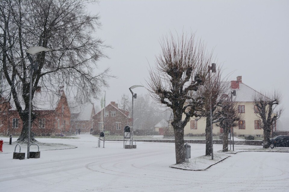 Snö i Broby, med blicken riktad mot kommunhuset.