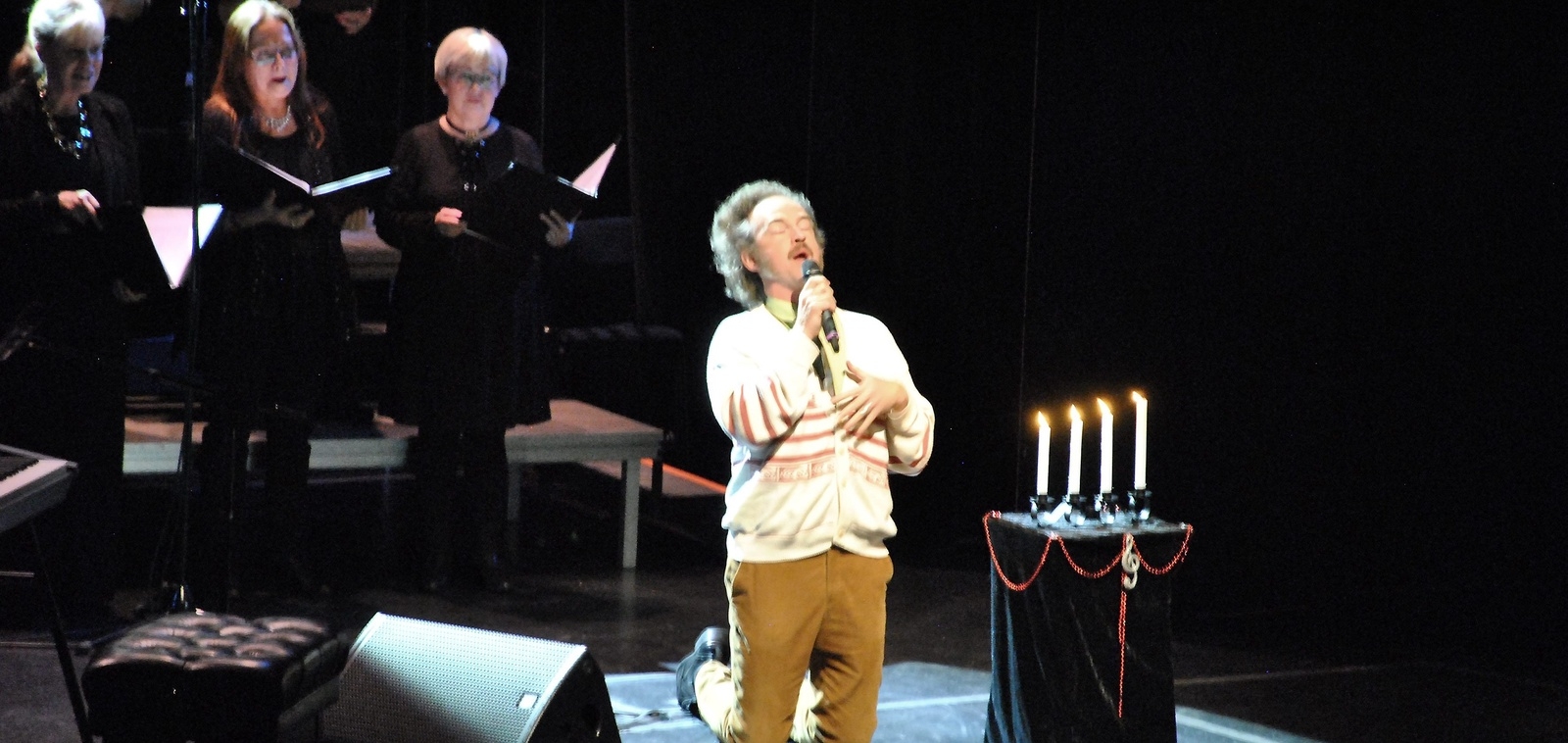 Fredrik Lexfors, musikalartisten med rötterna i Vinslöv, var en av julkonsertens solister. Foto: Hans Bryngelson