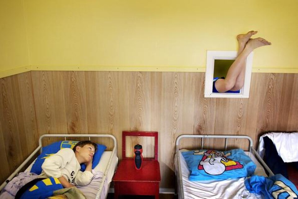 Rummet intill sovsalen används som jourrum för de ledare som ser till att barnen sover som de ska. Men ibland används den även som godisförråd. På bilden: Robin Persson och Jesper Hultman.