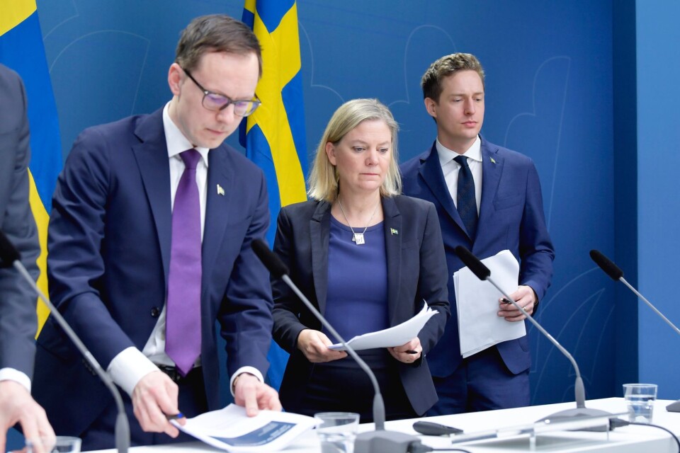 Regeringen lanserar stödpaket på över 300 miljarder kronor till företag.Mats Persson (ekonomisk-politisk talesperson Liberalerna), finansminister Magdalena Andersson (S), och Emil Källström (ekonomisk-politisk talesperson Centerpartiet), under en pressträff i Rosenbad.