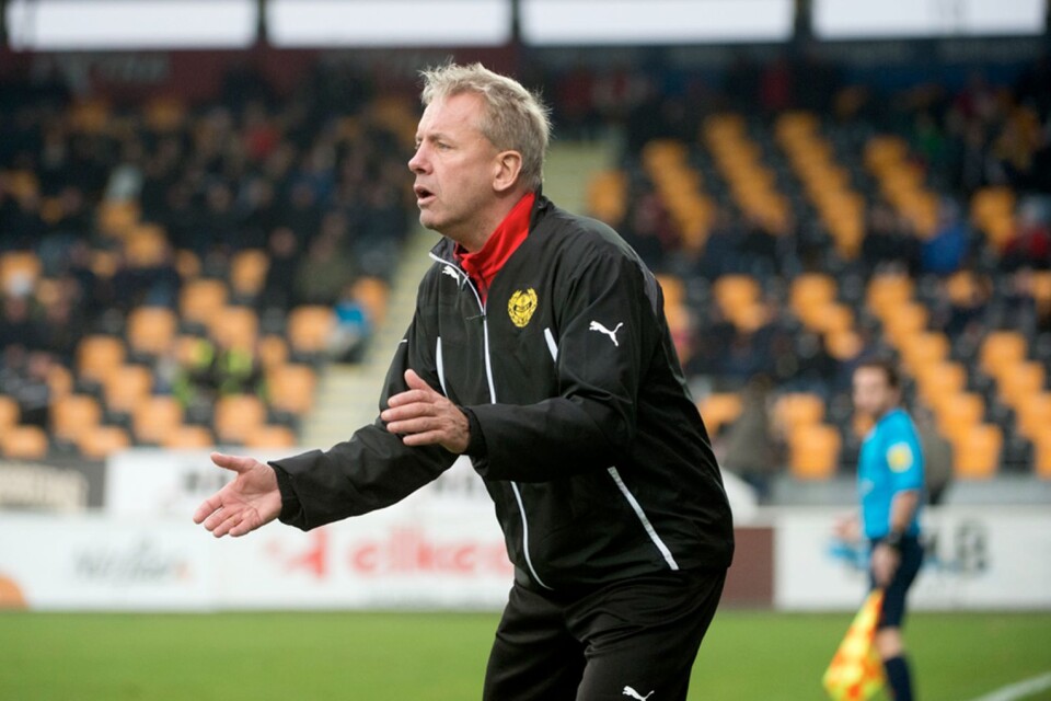 Mjällby AIF:s sportchef Hans Larsson tittar närmare på en forward i veckan.