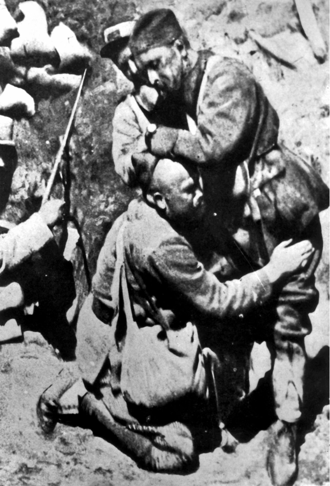 En fransk bataljonschef som fått en granatchock tas om hand av en soldat.
