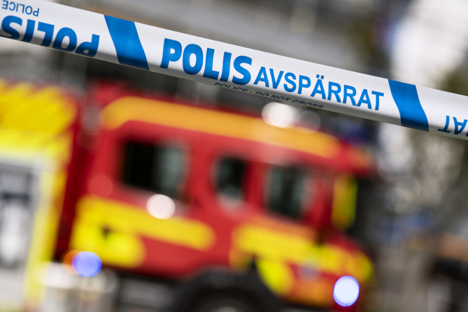 Räddningstjänsten fortsätter kämpa mot branden vid smältverket i Studsvik utanför Nyköping. Arkivbild.
