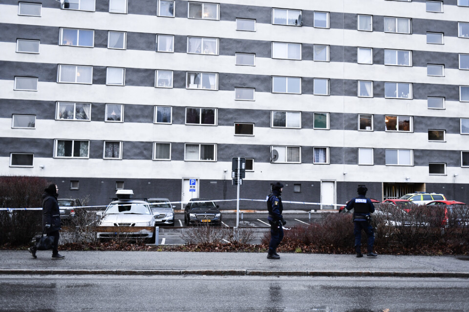 Polisens avspärrningar utanför den plats i Stockholmsförorten Bredäng där ett misstänkt farligt föremål hittats i en källare.