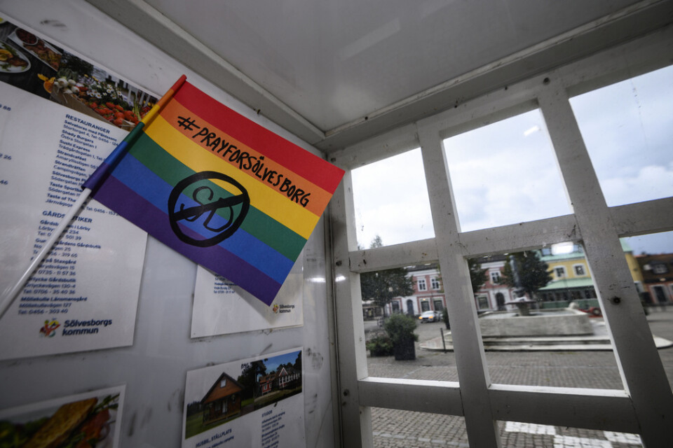 En ögonblicksbild från torget i Sölvesborg. Frågan om prideflaggan delar staden.