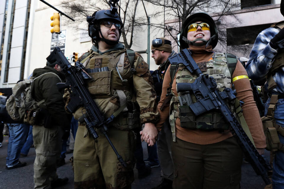 Beväpnade demonstranter utanför säkerhetsavspärrningarna i Richmond, Virginia, i USA på måndagen.