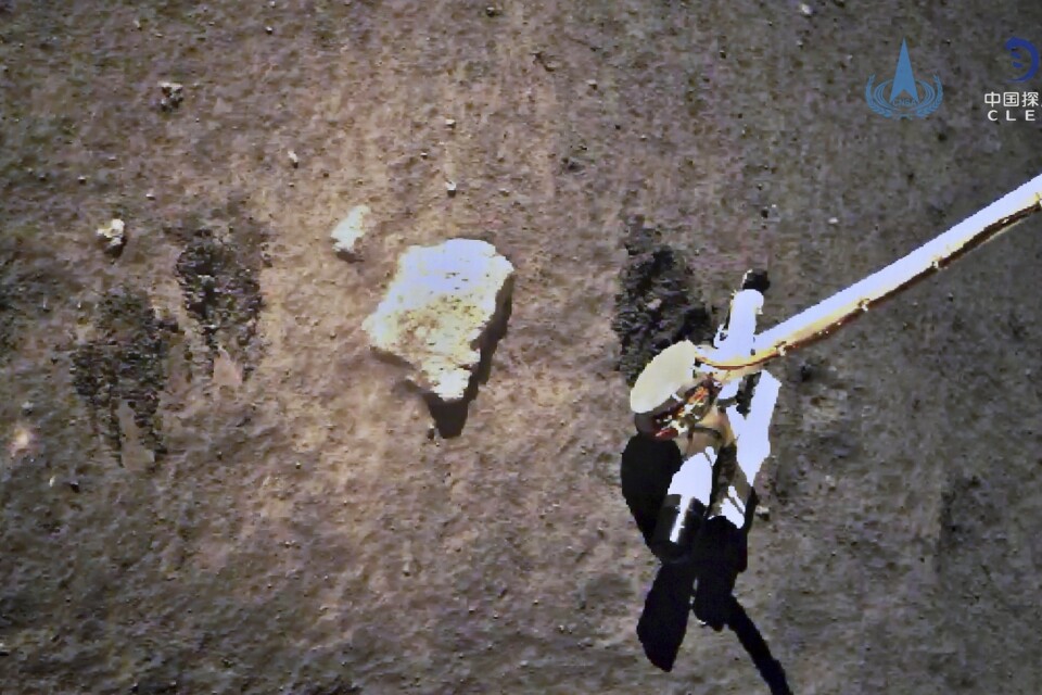 Denna bild, som distribuerades den 2 december, visar hur Chang'e-5 tar upp prover från månens yta.