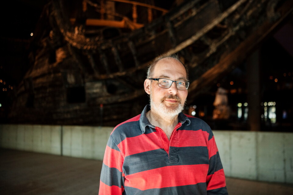 Skeppstimmermannen Robert Jonsson deltar i arbetet med att ge Vasaskeppet en ansiktslyftning till 400-årsdagen.