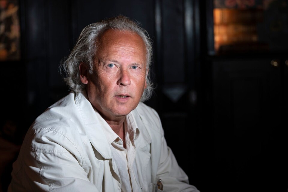 Författaren Klas Östergren, bosatt utanför Kivik, debuterade 1975 och kommer nu, 45 år senare, med nya romanen ”Renegater”.