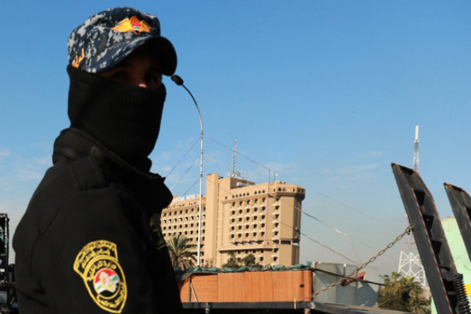 En säkerhetsvakt vid Gröna zonen i Bagdad. Bild från i februari.