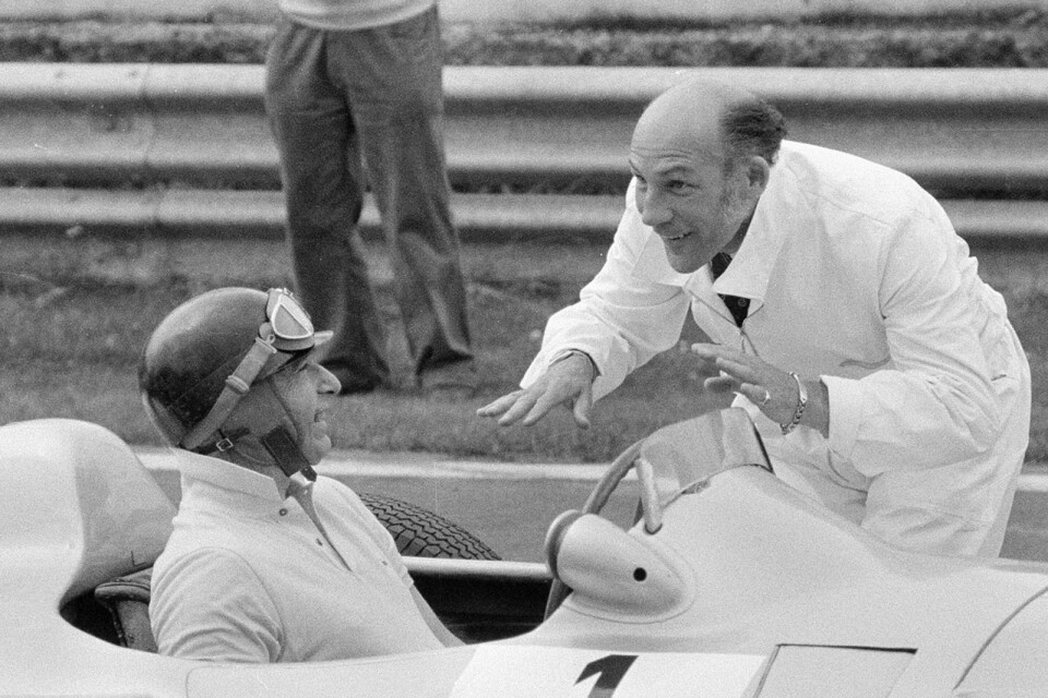 Stirling Moss, till höger, skojar med sin gamle rival och teamkamrat Juan Manuel Fangio – femfaldig F1-mästare – på Nürburgring 1977. Arkivbild.