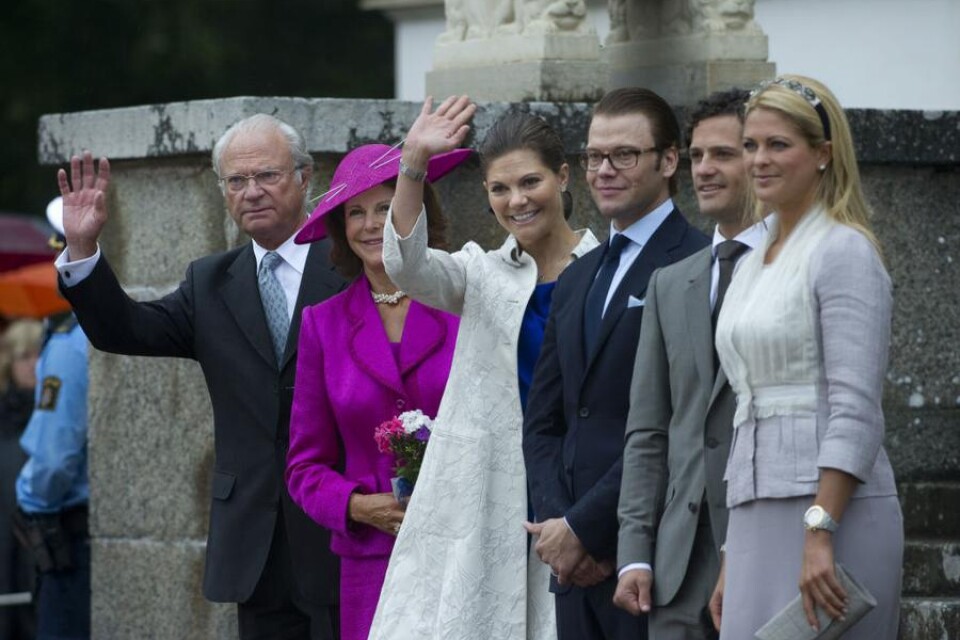 Kungafamiljen. Kung Carl Gustaf, drottning Silvia, kronprinsessan Victoria, prins Daniel, prins Carl Philip och prinsessan Madeleine.