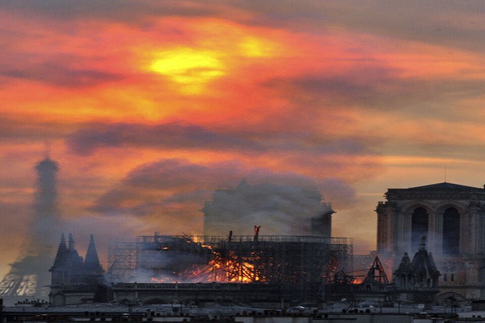 Tv-serien ska handla om branden i Notre-Dame i april i år. Arkivbild.