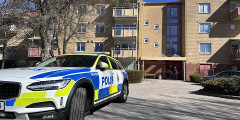 Polisen på plats utanför ett lägenhetshus i Lammhult efter mordet den 5 maj 2023.