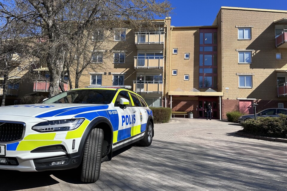 Polisen på plats utanför ett lägenhetshus i Lammhult efter mordet den 5 maj 2023.