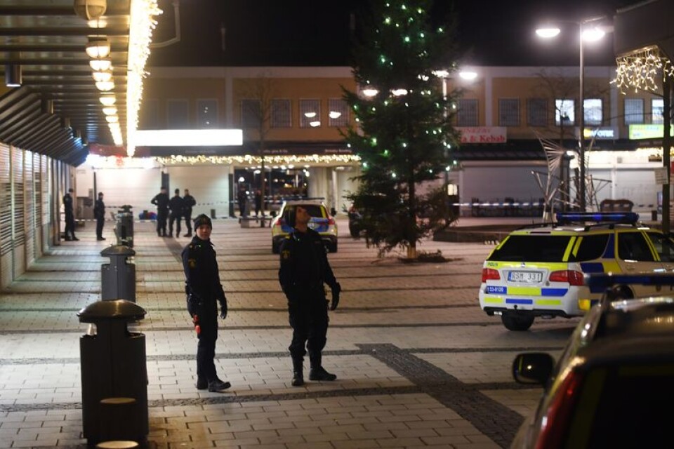 En man har skjutits på en restaurang i Rinkeby i västra Stockholm.
