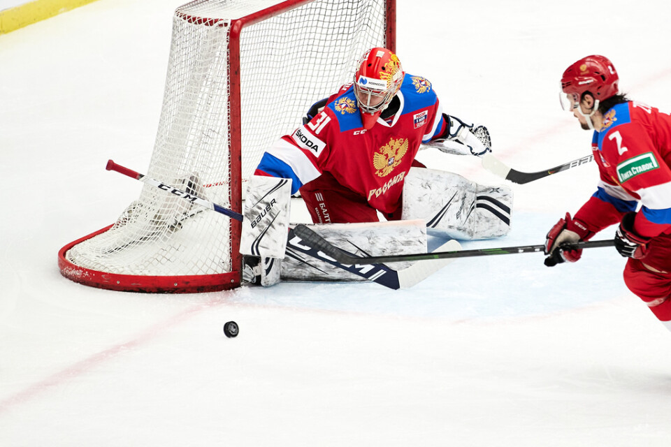 Rysslands målvakt Alexander Samonov flyttade sin målbur och räddade rysk seger mot Finland.