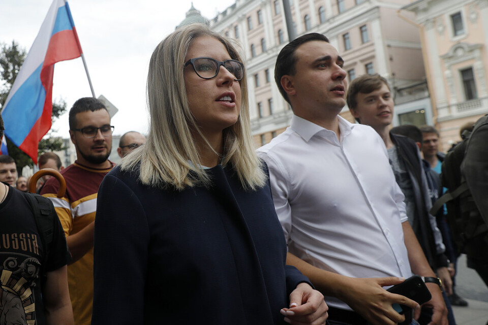 Ljubov Sobol demonstrerar i Moskva sedan stadens valkommission meddelat att hon inte tillåts delta i höstens lokalval.