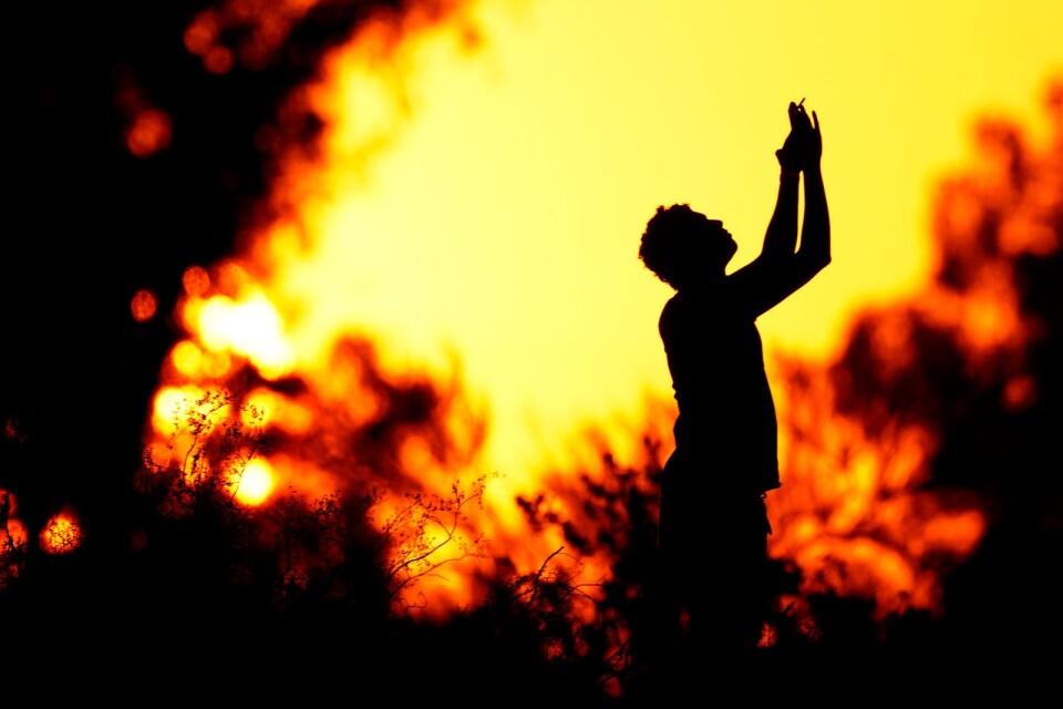 Påskdagen handlar om något större än oss själva men förmår vi fira den i det heliga Jagets tid, präglad av en ständigt ökande självbespegling? Det undrar BT:s chefredaktör Stefan Eklund. Bilden visar en man som tar en selfie i en solnedgång.