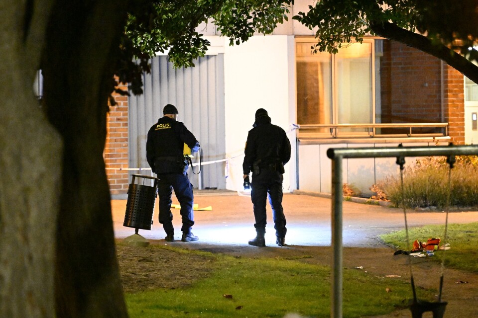 Polisens kriminaltekniker på plats efter att en person har skjutits ihjäl på Göingegatan på Gamlegården i Kristianstad.