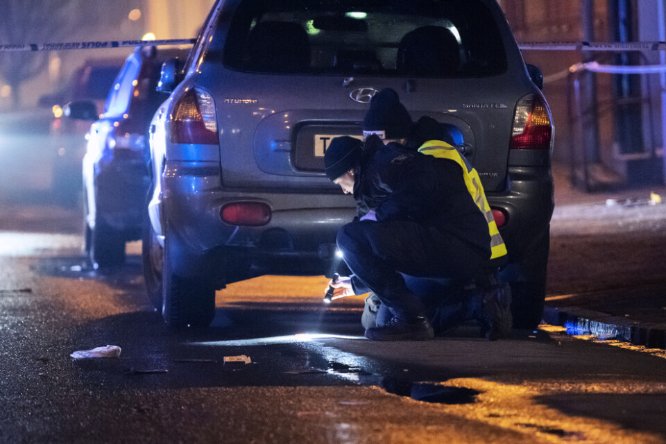 Polisens kriminaltekniker utreder en misstänkt skottlossning i Kristianstad.