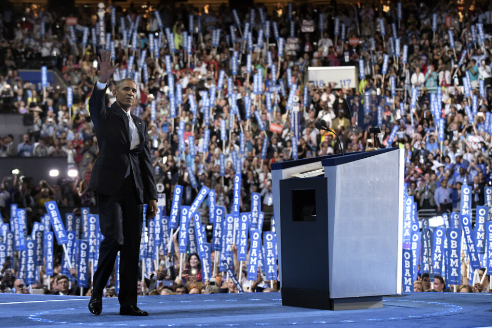 Partikonventen i USA är ofta glittriga tillställningar med tv-sända tal. Här gör expresident Barack Obama entré vid Demokraternas konvent i Philadelphia 2016, då Hillary Clinton utsågs till presidentkandidat.