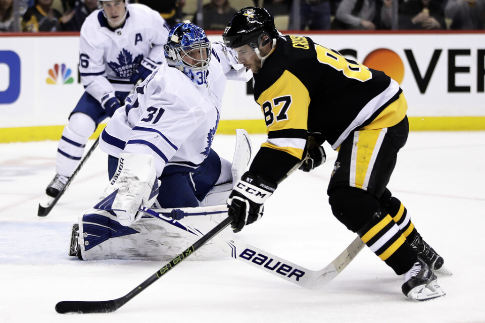 Pittsburghs Sidney Crosby lyckas få pucken förbi Torontos målvakt Frederik Andersen.
