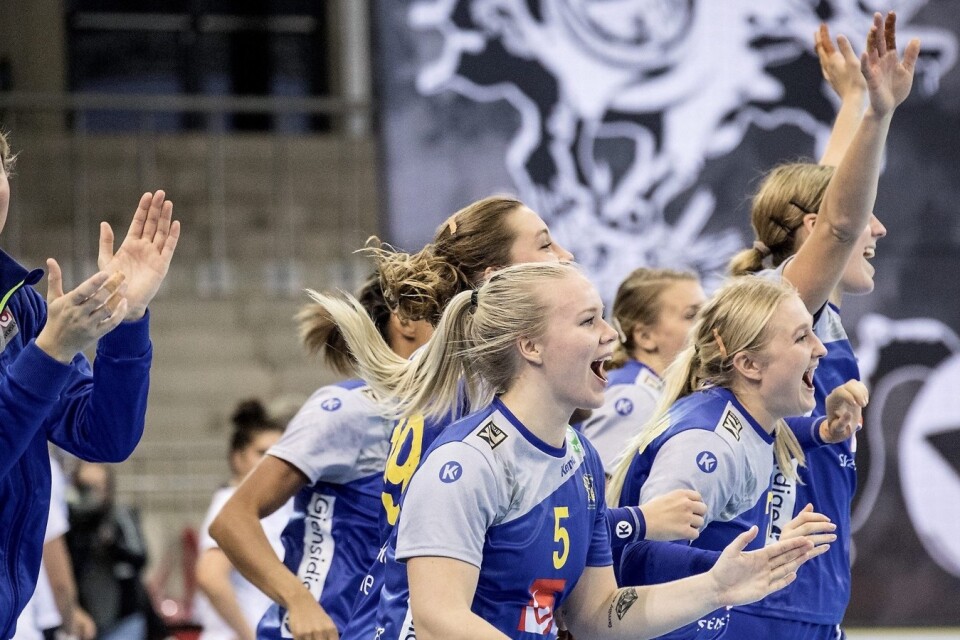 Emma Fernis och det svenska laget jublar efter segern i torsdagens match i grupp B mellan Sverige och Argentina i EgeTrans Arena i Bietingheim-Bissingen under handbolls-VM i Tyskland.
Foto: Christine Olsson/TT