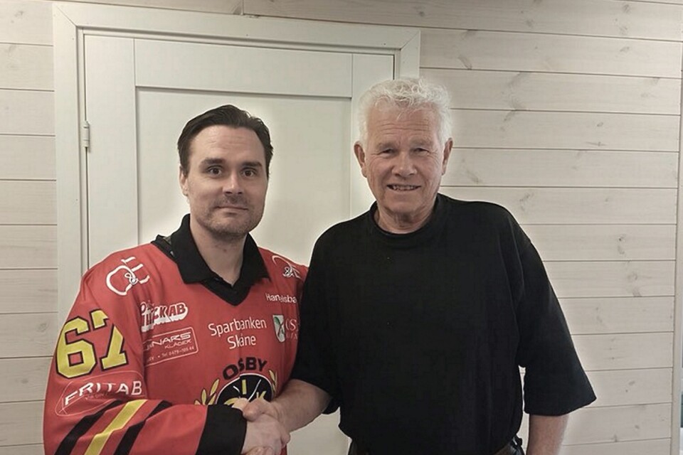 Osby IK:s ordförande Sven-Arne Svensson välkomnar nye tränaren Teemu Elomo.