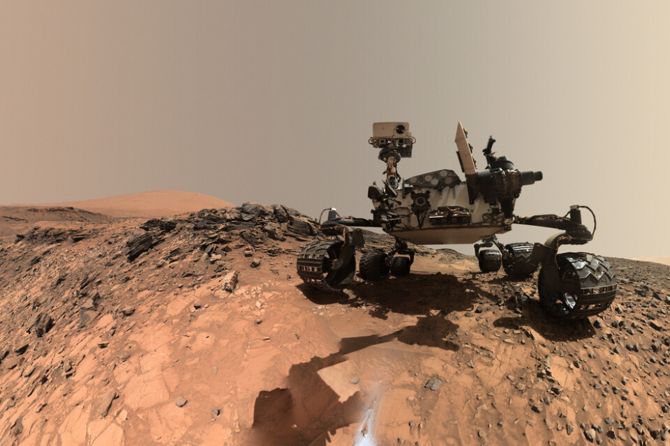 Marsroboten Curiosity rullar runt på Mars sedan augusti 2012 och skickar då och då selfies till jorden. De är tagna med hjälp av robotens arm, som sedan har retuscherats bort från bilden.