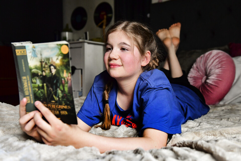 En läsande 11-årig flicka. Arkivbild.
