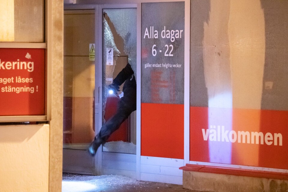 Polis och avspärrningar kring ICA Maxi på Ystadvägen i Malmö efter en misstänkt skottlossning natten till tisdagen. Flera rutor på affären har skador.