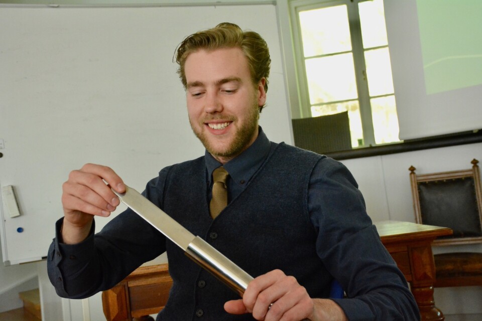 The baton, with its message ”230 in 2030”,  will be a symbol to show  that everyone is included on the journey. The target is an average merit point of 230  for all pupils in class nine.  Daniel Jönsson Lyckestam (M) is the chairman of the preparatory group in Östra Göinge.