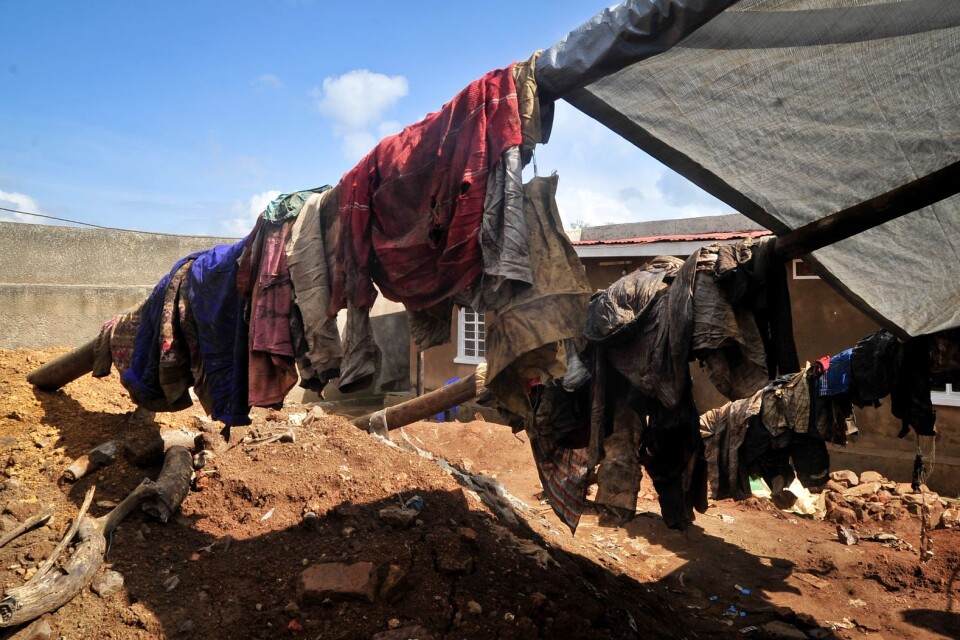Massgravar har hittats med kroppar och kläder från offer för folkmordet 1994 i Rwanda. Anhöriga försökte identifiera sina saknades kläder i gravarna.