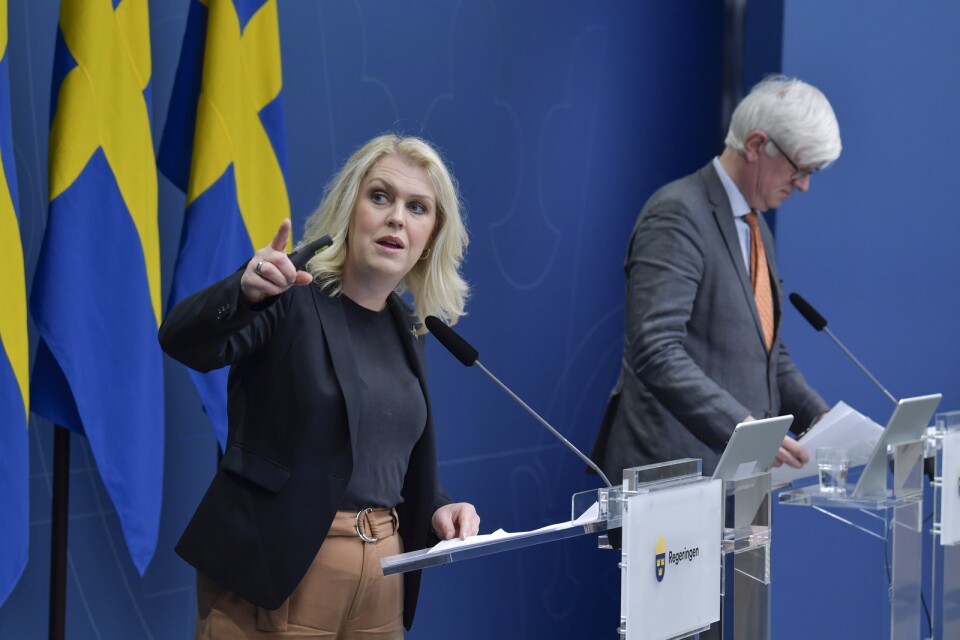 Socialminister Lena Hallengren (S) och Johan Carlson, chef för Folkhälsomyndigheten, under regeringens pressträff på torsdagen, där den nationella teststrategin för covid-19 presenterades.