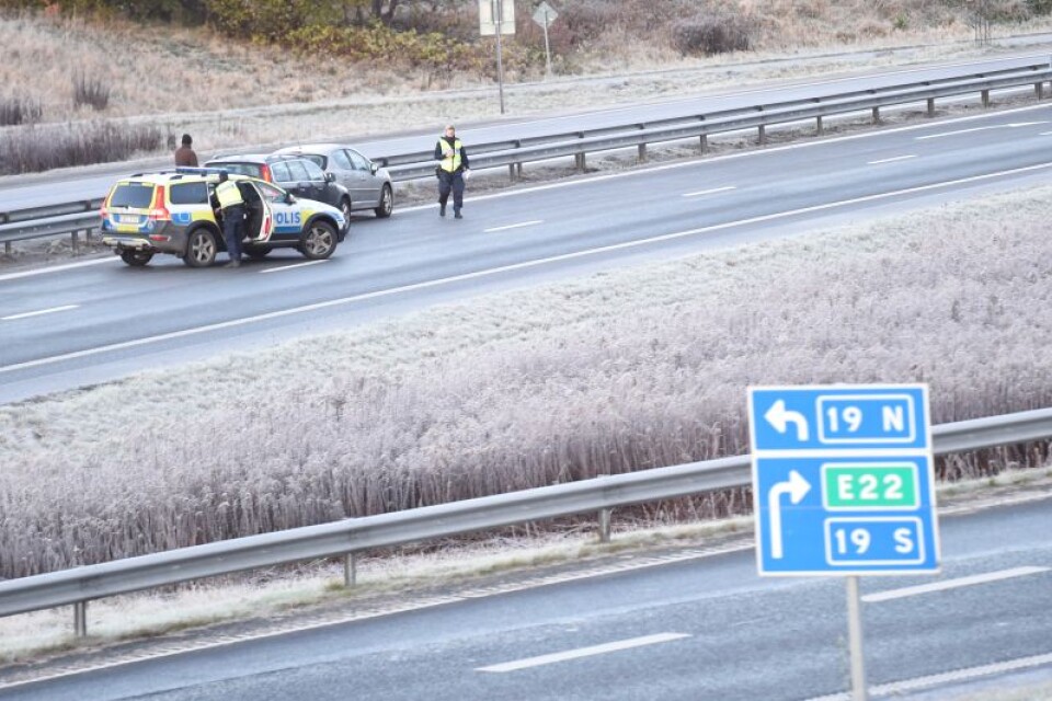 Polisen på E22 vid trafikplats Härlöv.