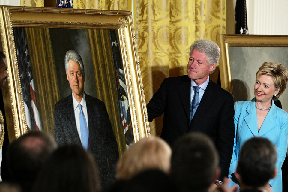 Expresidentparet Bill och Hillary Clinton vid en porträttceremoni i efterträdaren George|W Bushs Vita hus 2004.