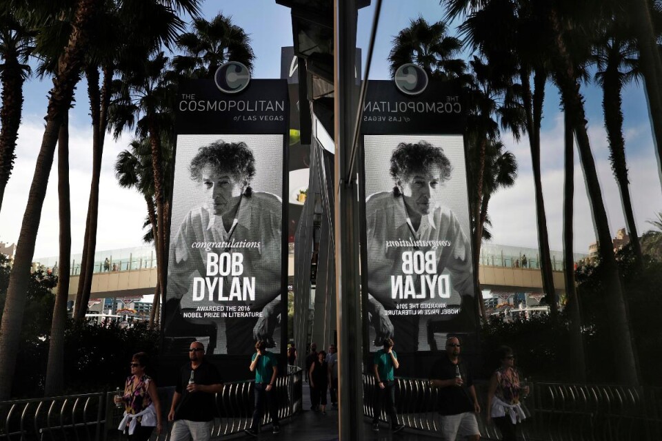 Skyltar i Las Vegas som gratulerar Bob Dylan till Nobelpriset. Foto: John Locher