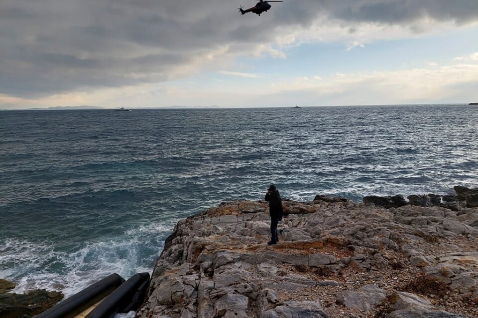 Övervakningen av Egeiska havet har ökat och därmed försöker fler migranter ta sig över floden Evros i stället. På bilden grekisk kustbevakning som flyger över Egeiska havet. Arkivbild.