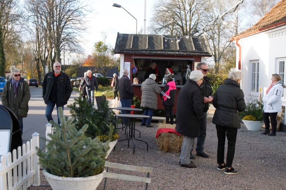 Det fina vädret gav skjuts åt besöken på julmarknaden i Västra Vemmerlöv.