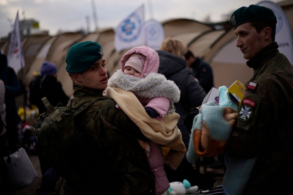 Asylrätten bryr sig inte om varifrån människor flyr utan bara vilket skyddsbehov de har, skriver krönikören Jesper Strömbäck. På bilden syns en ukrainsk bebis som får hjälp av en soldat vid gränsen mellan Ukraina och Polen.