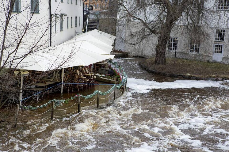 Översvämningar, bilden är från Uppsala där Fyrisån svämmande över i våras, och svår torka blir allt vanligare. EU satsar nu mångmiljardbelopp för att kunna förebygga och förhindra utvecklingen mot allt fler väderkatastrofer i Europa.