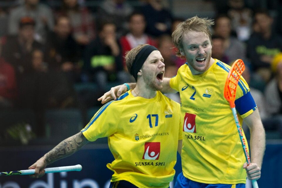 Regerande svenska mästarlaget Falun, som blev tvåa bakom Pixbo i grundserien, var överlägset i den första semifinalen mot Mullsjö i herrarnas slutspel i innebandy. Laget vann på hemmaplan med 8-2 sedan man gått ifrån till 4-0 redan i den första perioden
